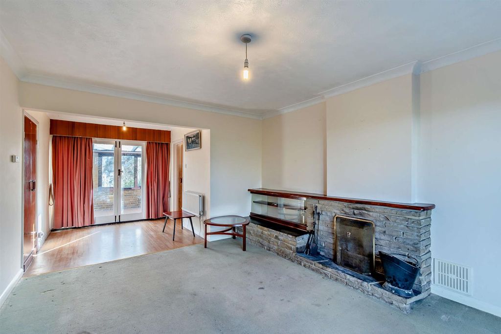 Property photo 3 of 14 8628974-Interior07-800.Jpg