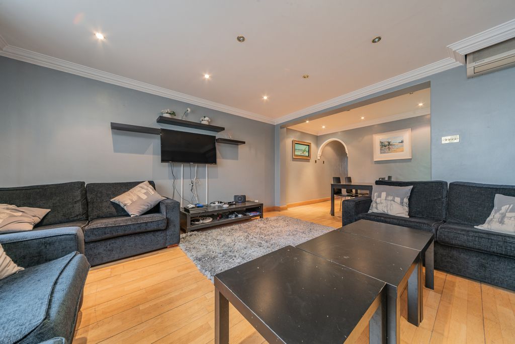 Property photo 3 of 17 Gallery