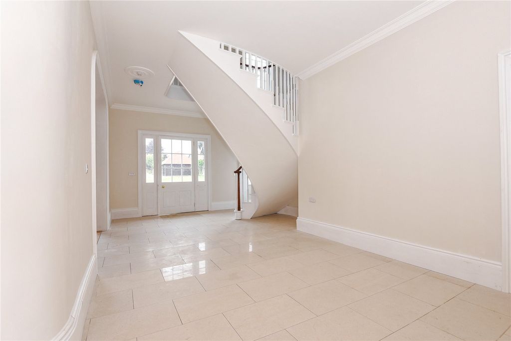 Property photo 3 of 8 Entrance Hall