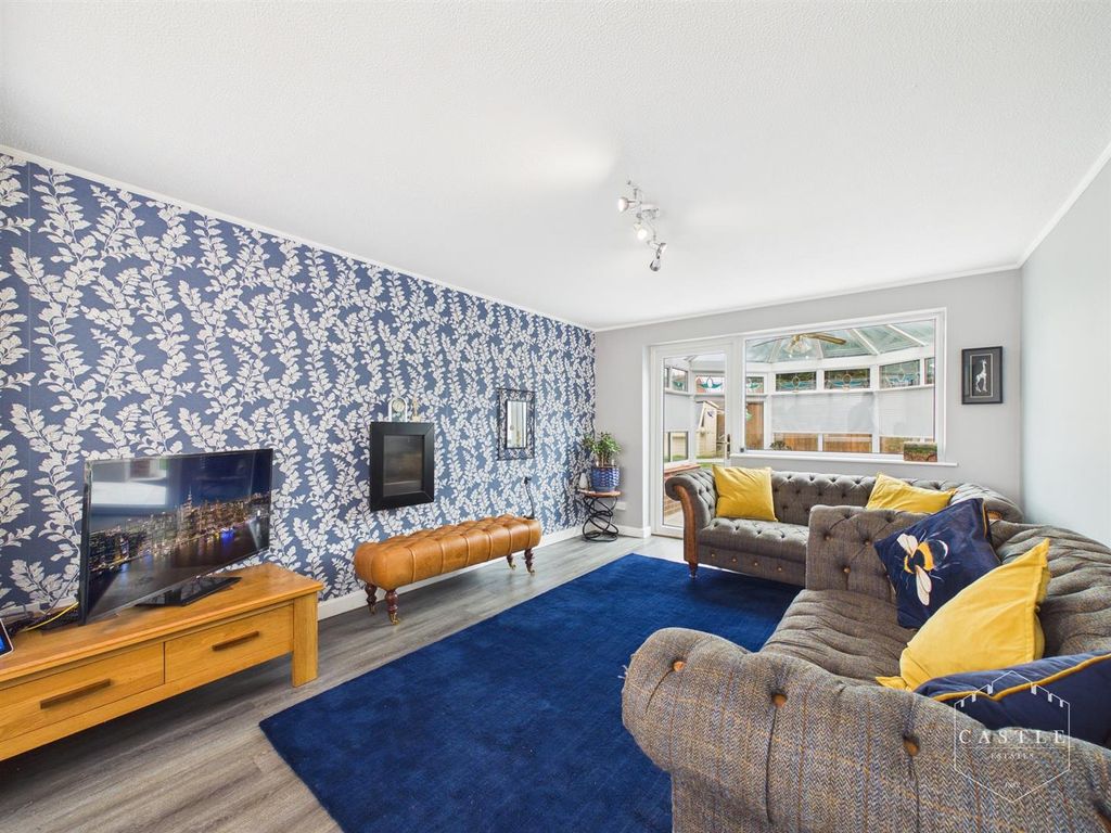 Property photo 3 of 19 Lounge