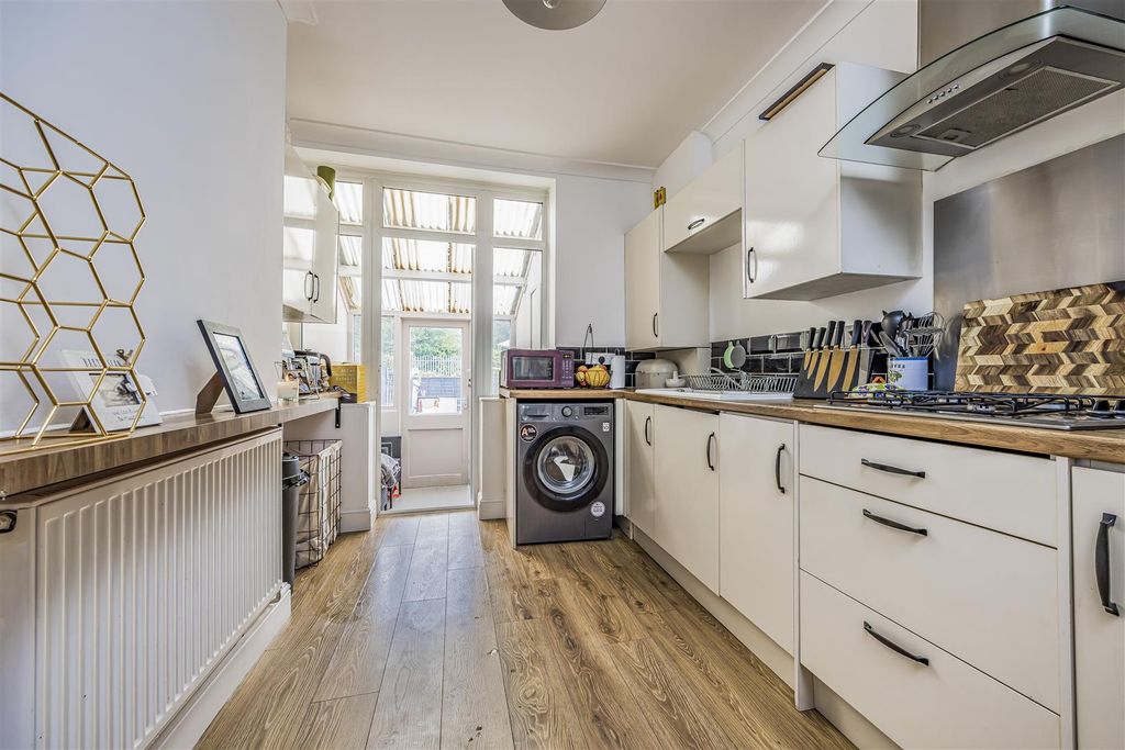Property photo 2 of 20 21 Highgate Road, Copnor-Porticomarketing-Soldby-1