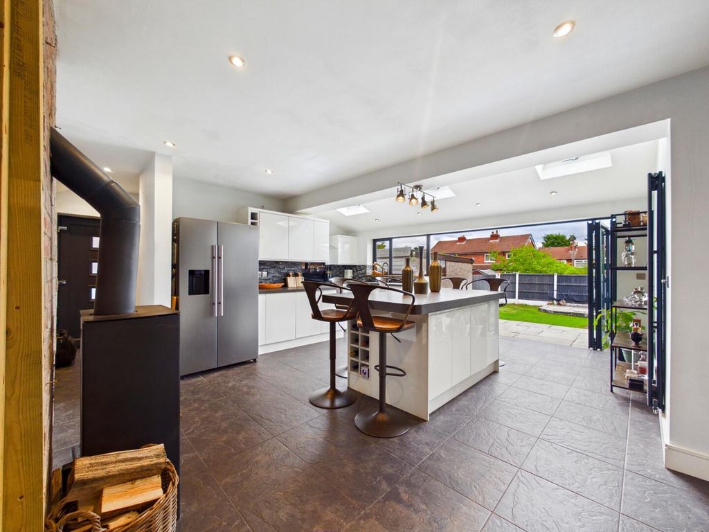 Property photo 2 of 11 Kitchen