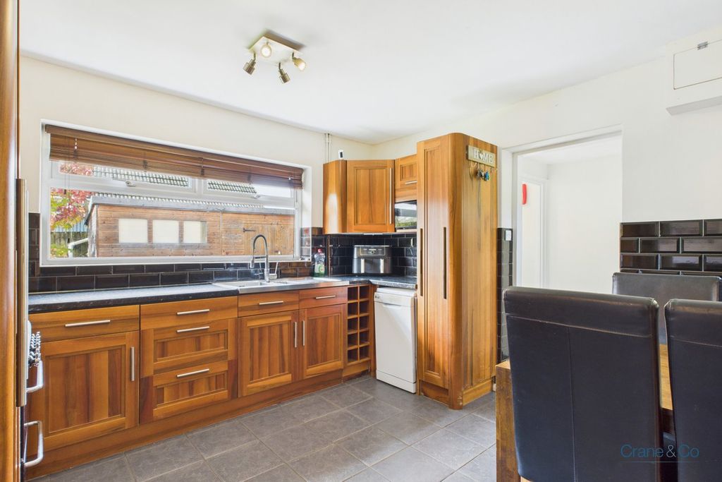 Property photo 2 of 28