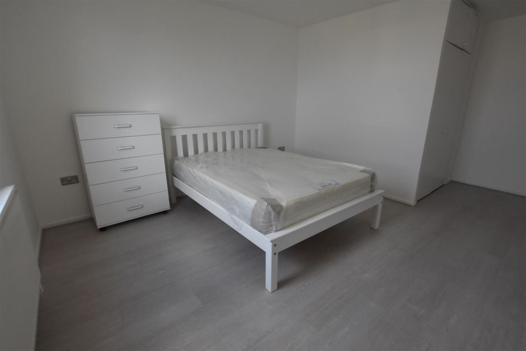 Property photo 3 of 10 Bed1 New.Jpg