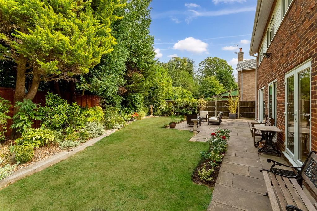 Property photo 2 of 30 House-Great-Ellshams-Banstead-105A.Jpg