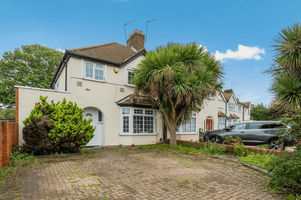Property photo 1 of 8 Three Bedroom Semi Detached House For Sale In Heston Tw5