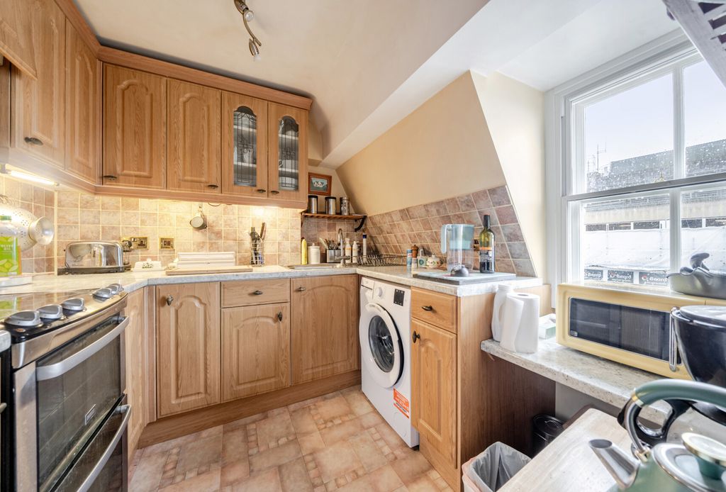 Property photo 3 of 10 1410666-14-698Daa...