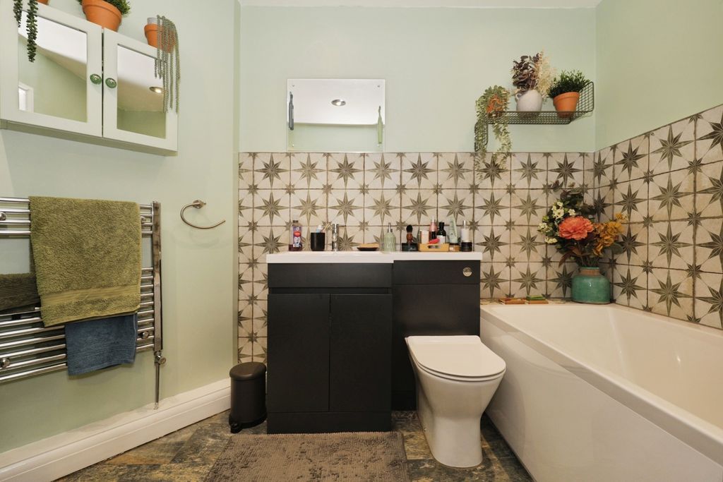 Property photo 3 of 17 En-Suite
