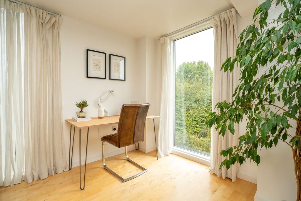 Property photo 3 of 18 F27Saxton12
