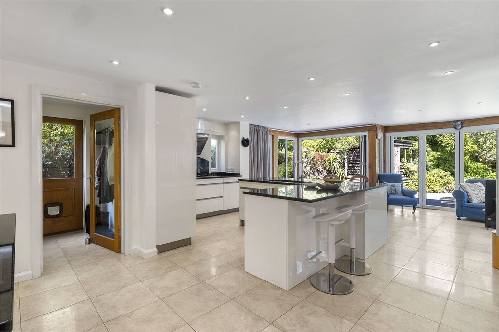 Property photo 2 of 11 Kitchen/Breakfast