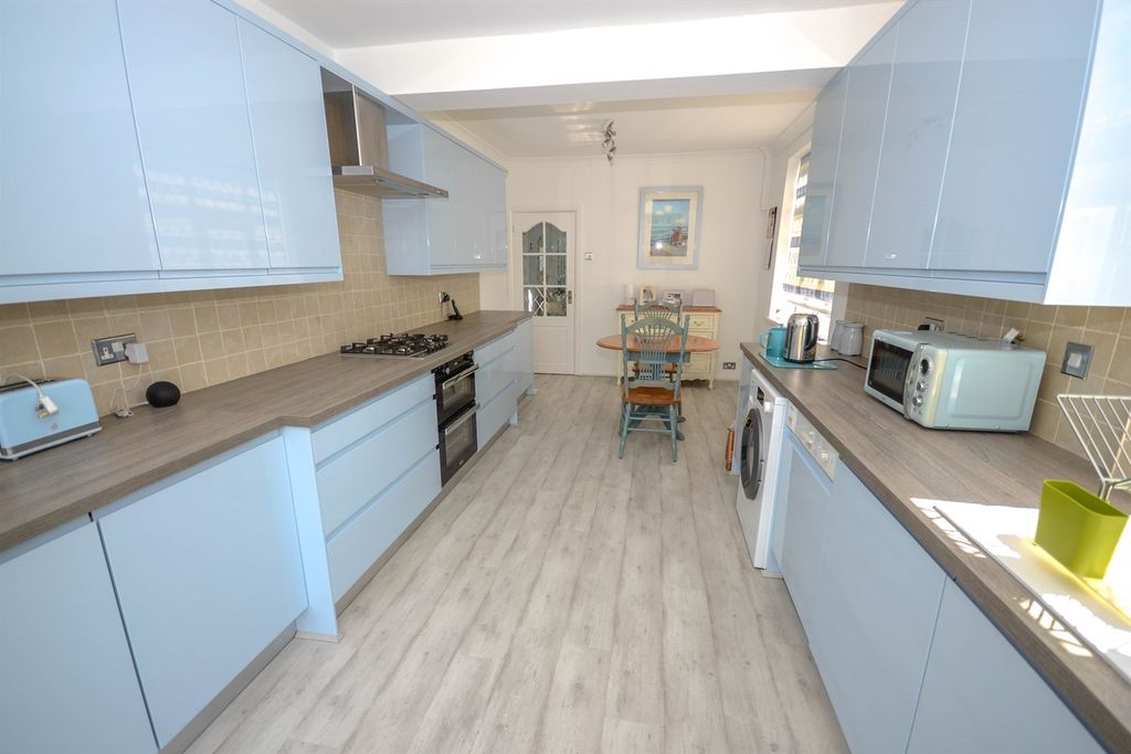 Property photo 2 of 25 Kitchen Breakfast Room