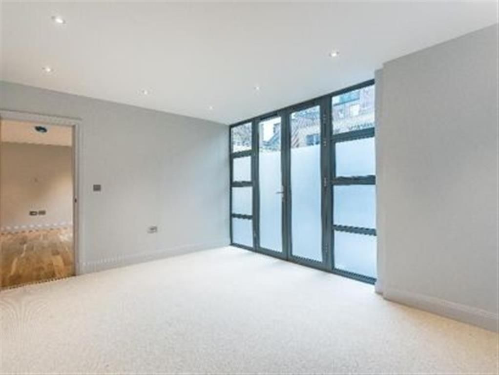Property photo 2 of 6 Bedroom