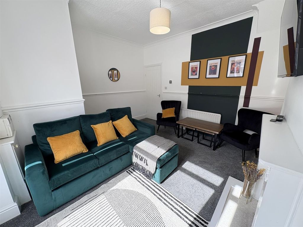 Property photo 3 of 17 Lounge