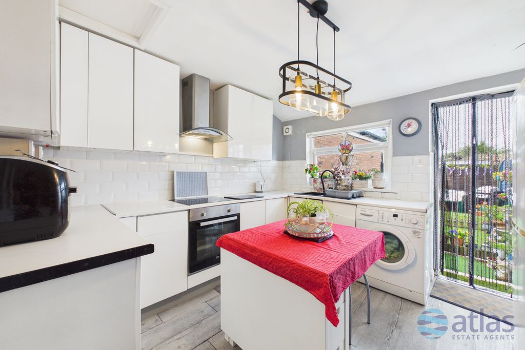 Property photo 3 of 16 Kitchen