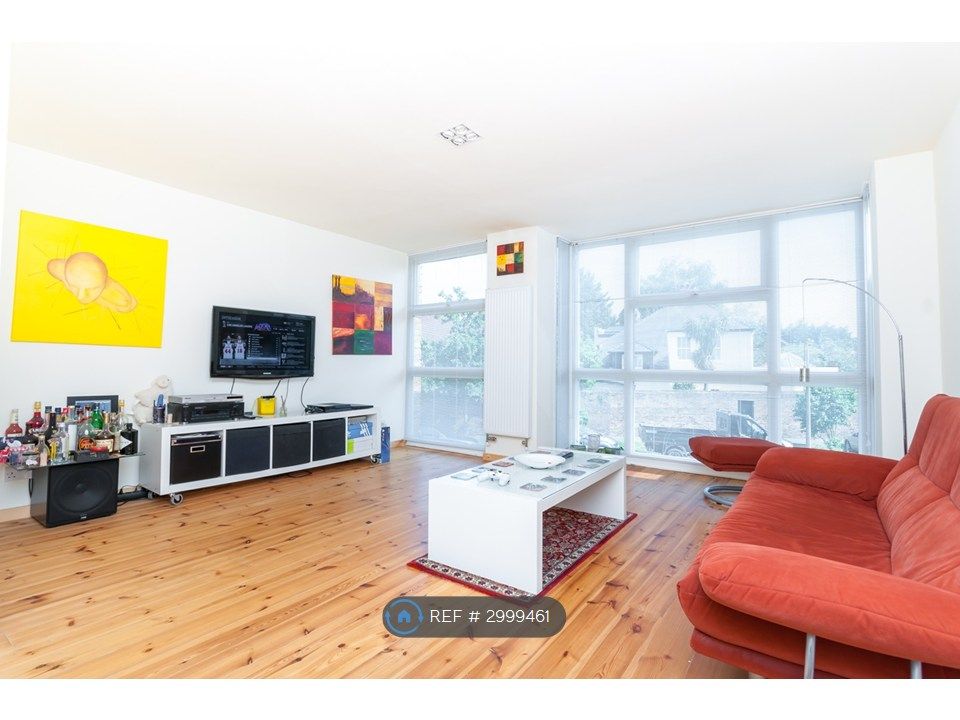 Property photo 2 of 12 Spacious Living Room