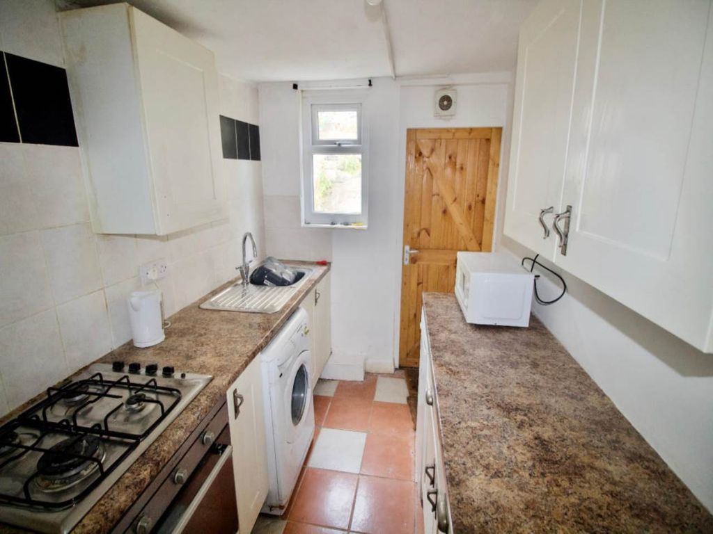 Property photo 2 of 6 Kitchen