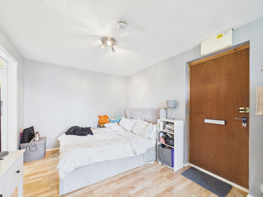 Property photo 2 of 6 Cam01740G0-Pr0377-Still003