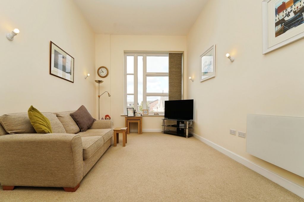 Property photo 3 of 13 Lounge
