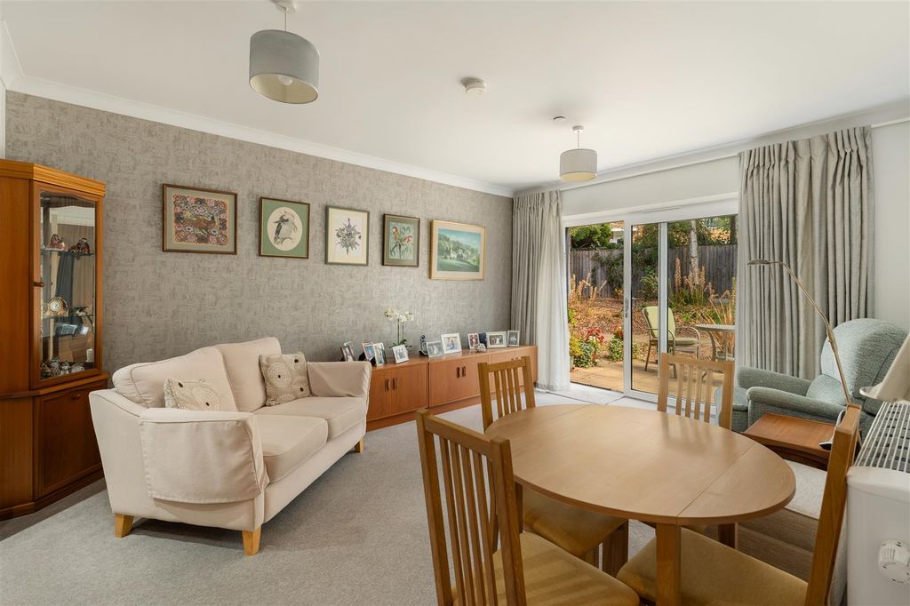Property photo 3 of 16 17 Park Gardens, Banbury-4.Jpg