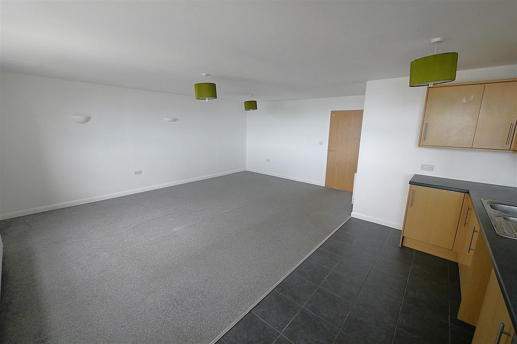 Property photo 3 of 12 Lounge/Kitchen