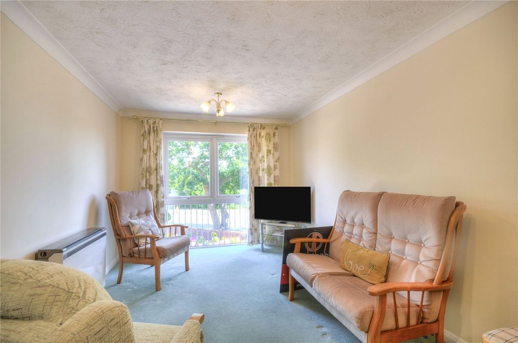 Property photo 1 of 12 Lounge