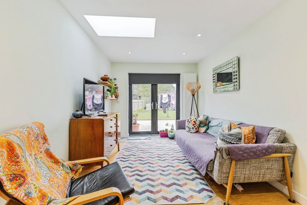 Property photo 3 of 16 Lounge