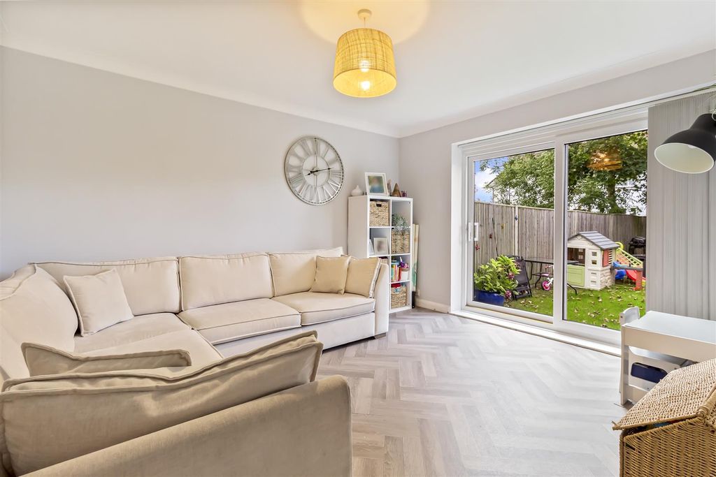 Property photo 2 of 15 Shirley Close, 3-001.Jpg