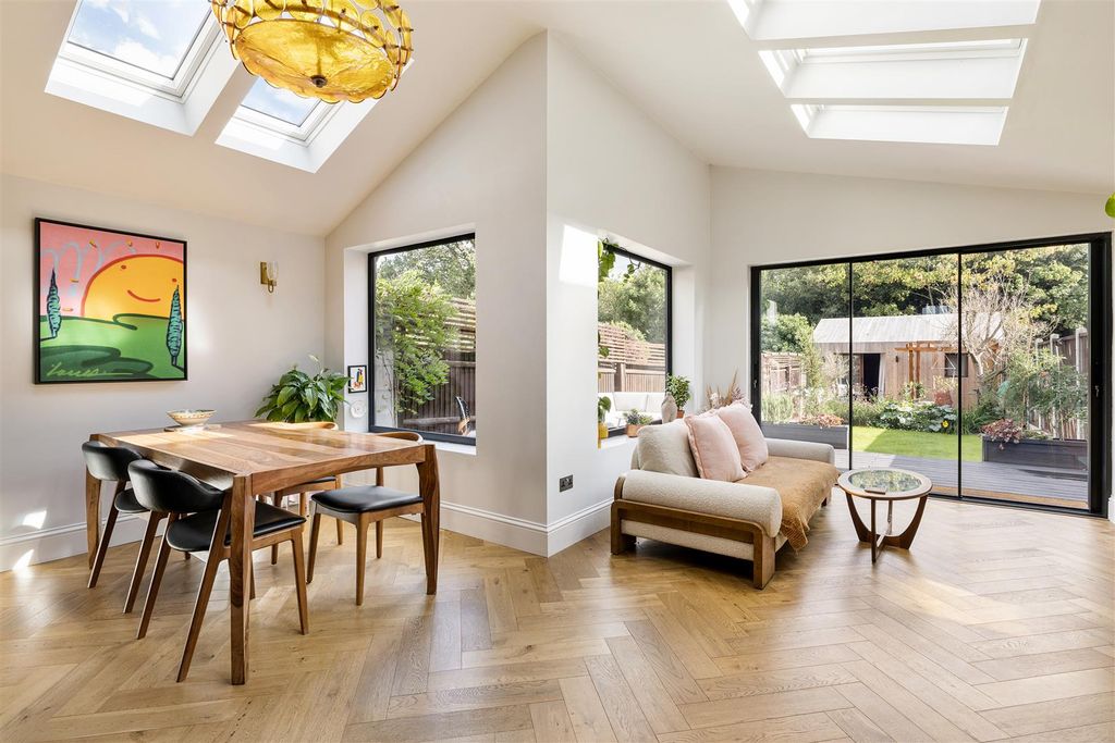 Property photo 2 of 26 Empress Avenue, E12