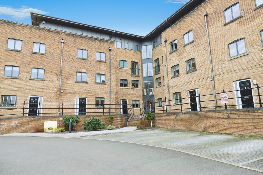 Property photo 1 of 10 Communal Entrance