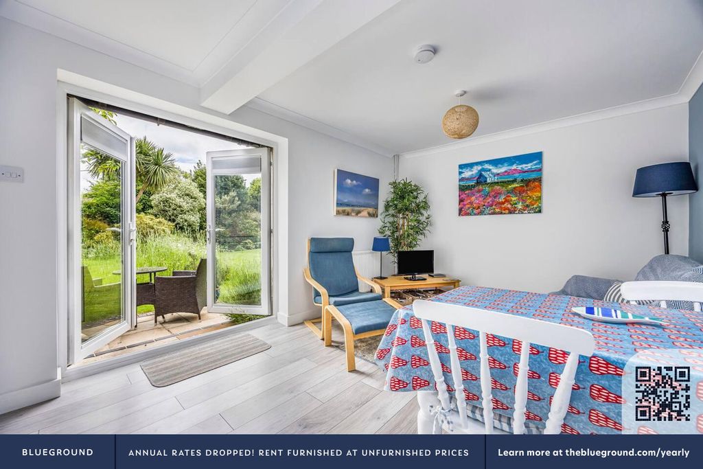 Property photo 3 of 32 Living Room