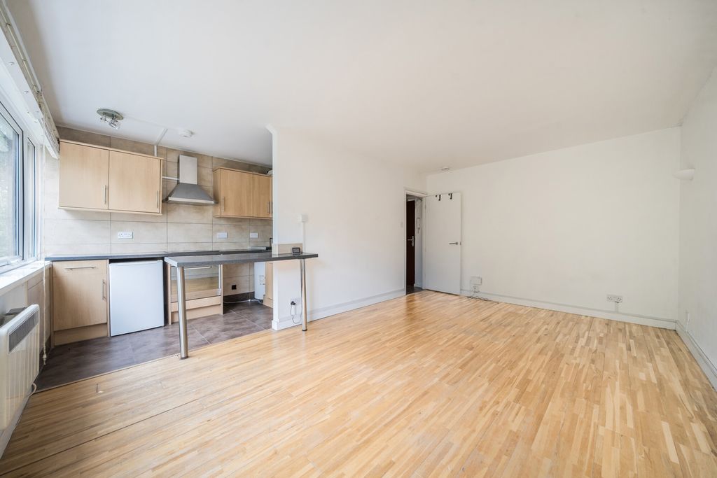 Property photo 3 of 11 Kitchen
