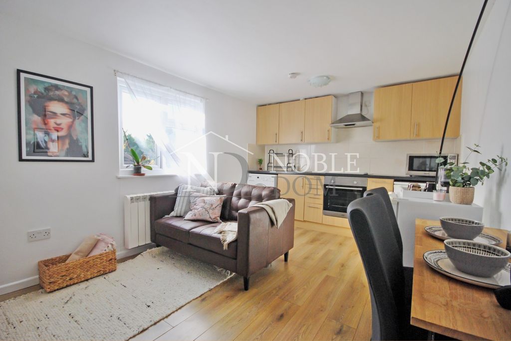 Property photo 1 of 10 Two Bedroom Maisonette In Hounslow