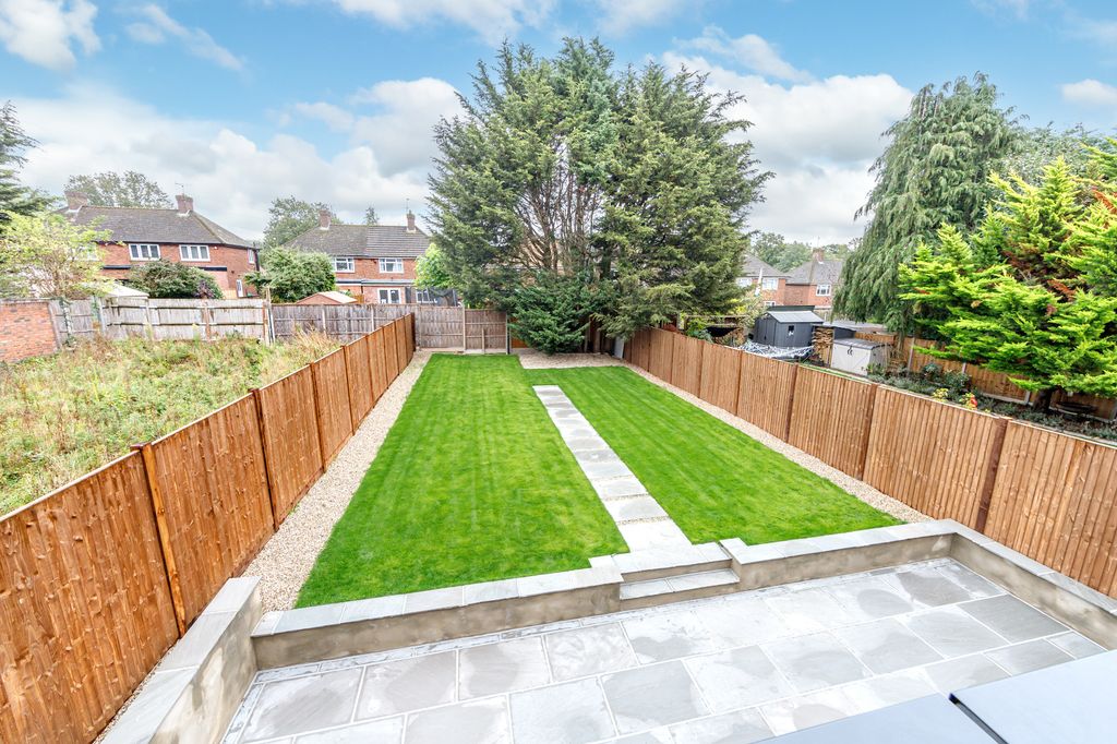 Property photo 3 of 19 28 Oddesey Road, Borehamwood, Hertfordshire, Wd6 5Jp