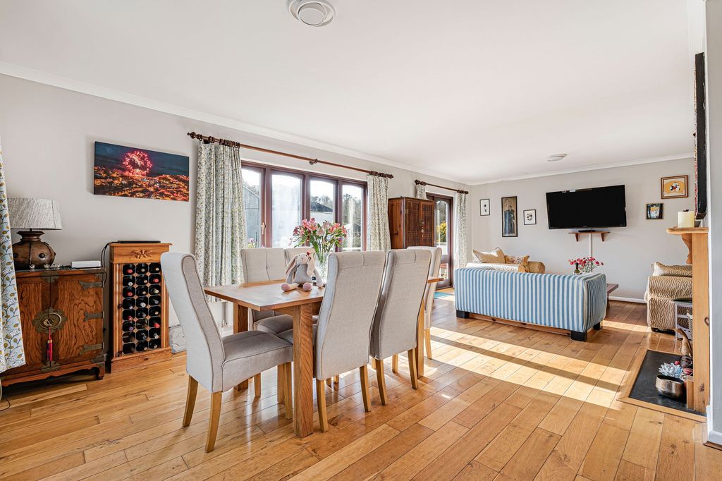 Property photo 2 of 28