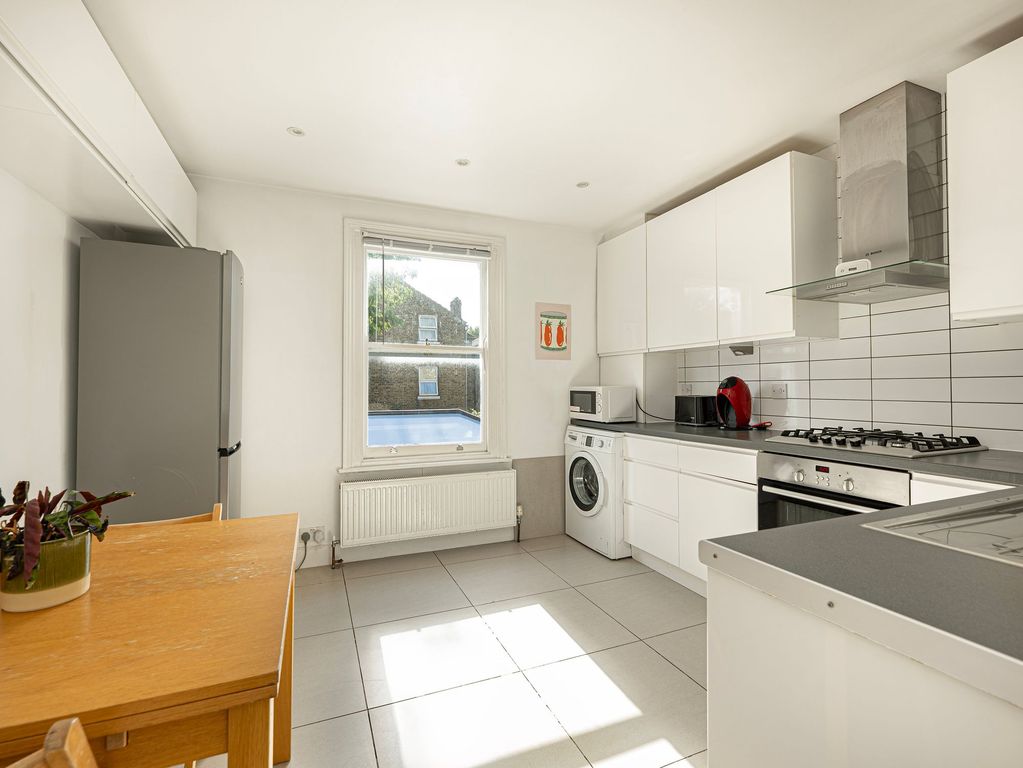 Property photo 3 of 10 Kitchen