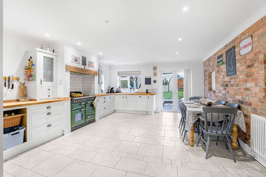 Property photo 2 of 25