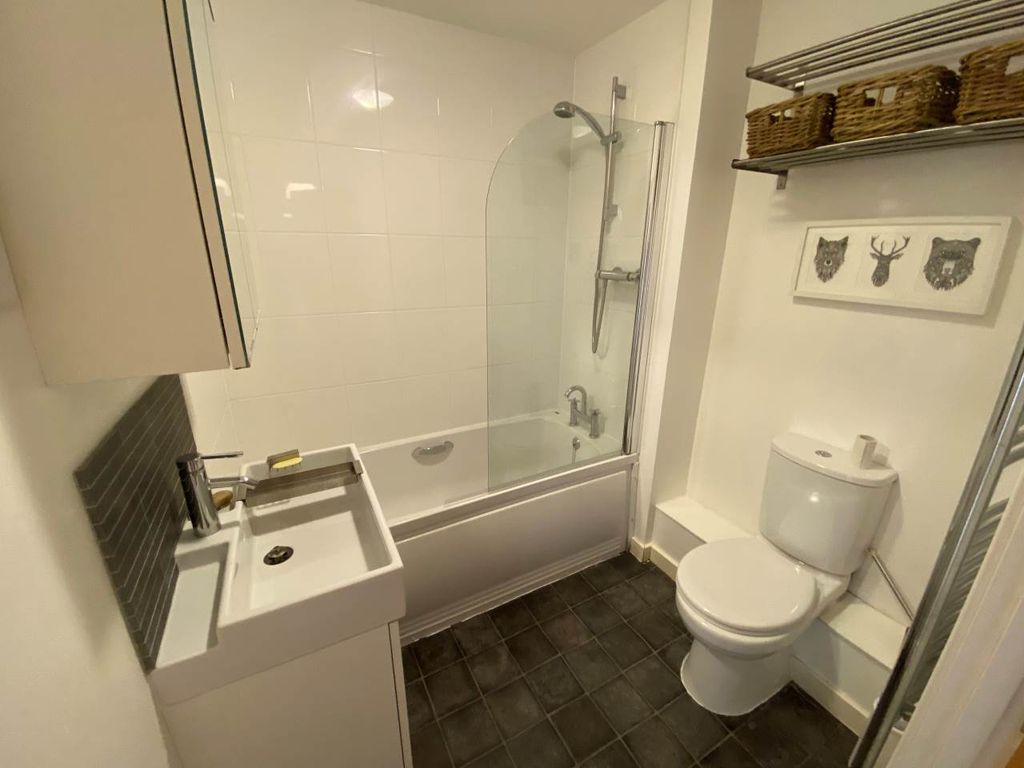 Property photo 3 of 10 Bathroom