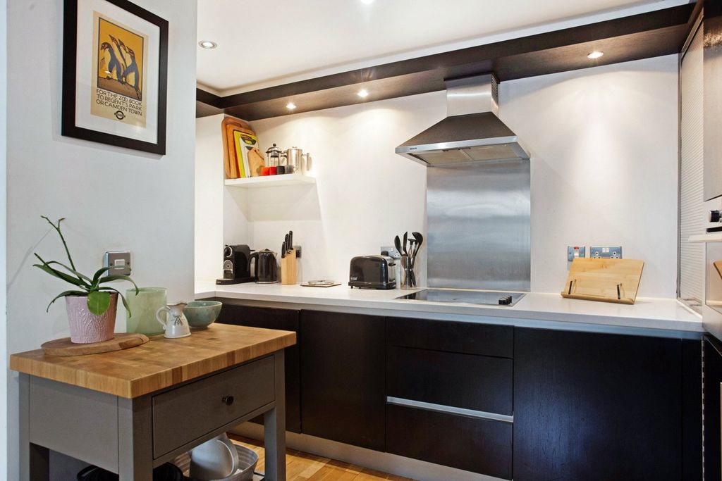 Property photo 3 of 10 Kitchen