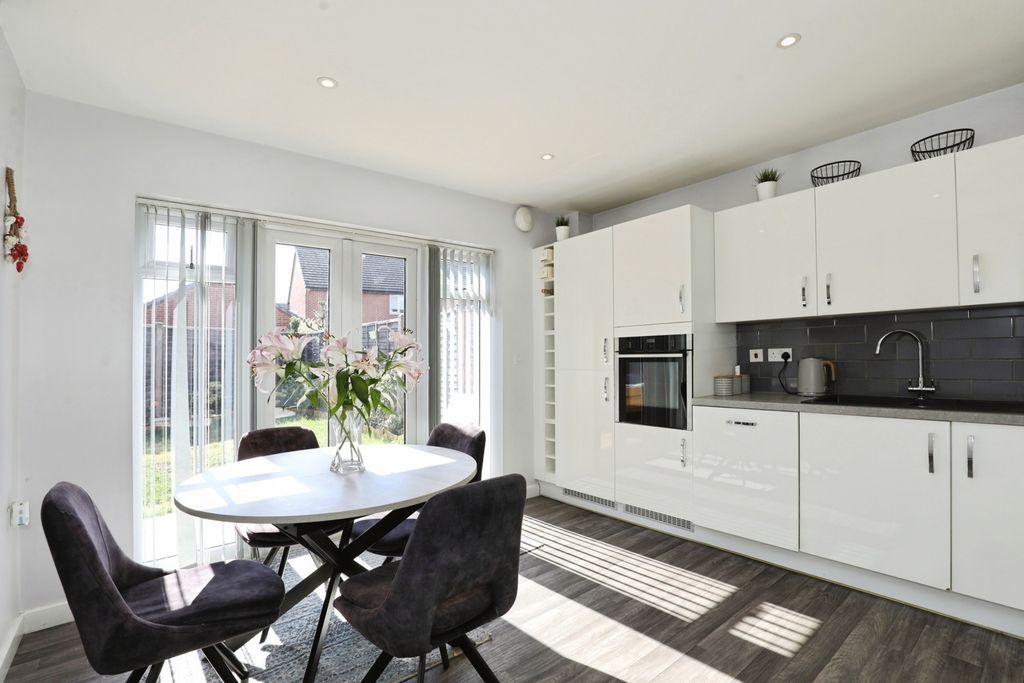 Property photo 3 of 18 Pbox-Img.Jpg