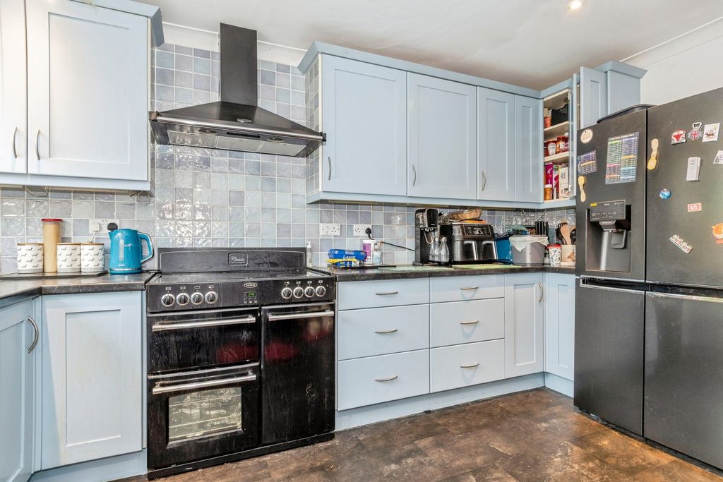 Property photo 3 of 18 Kitchen