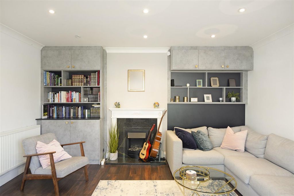Property photo 1 of 12 42 Thornbury Gardens - Ndactahfsohjdcaxlumt.Jpg
