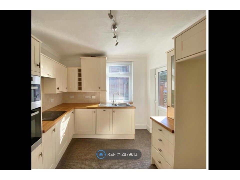 Property photo 3 of 11 Kitchen