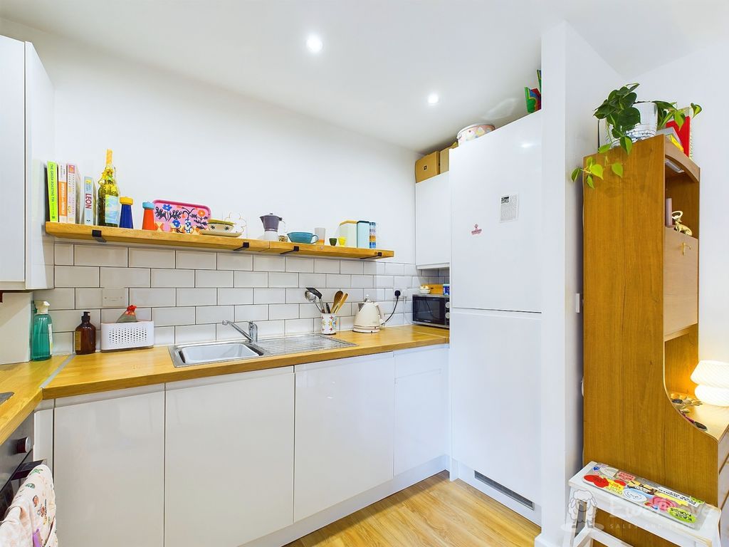 Property photo 3 of 7 Kitchen
