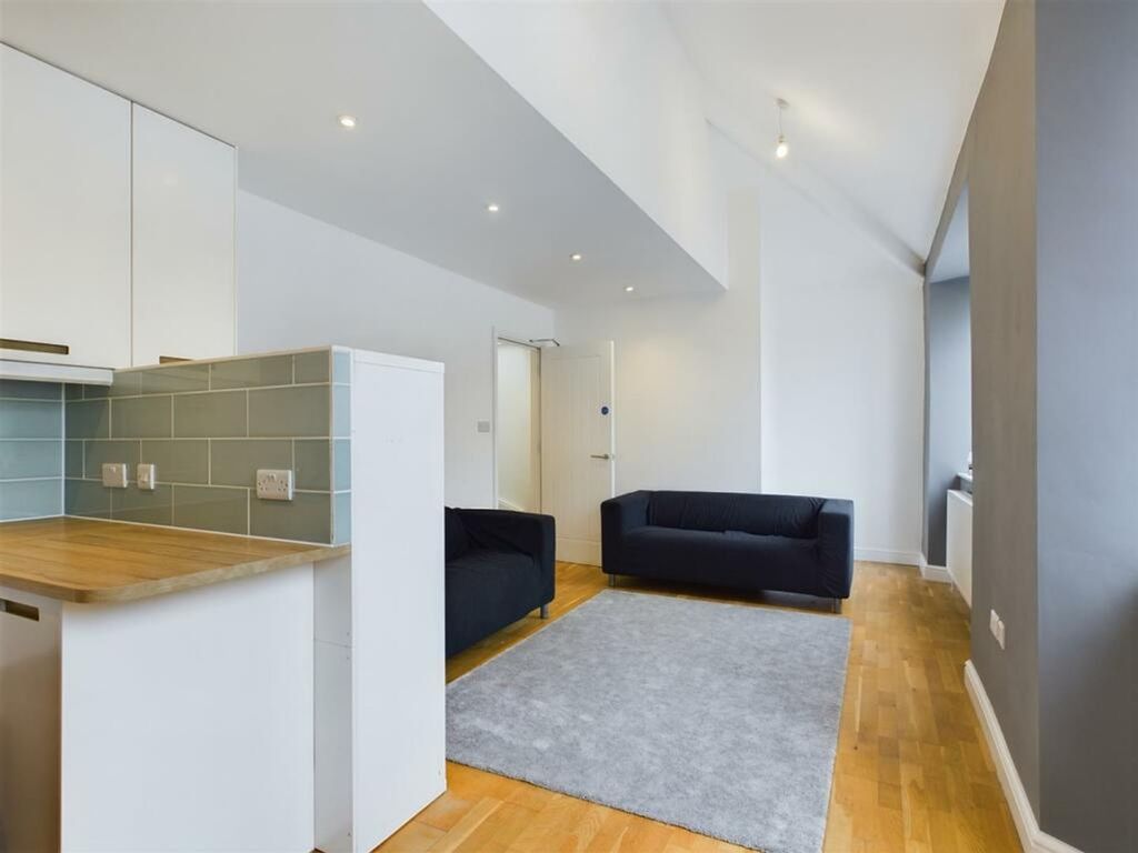 Property photo 2 of 18 A Spacious And Stylish Modern Living Room With Abu...