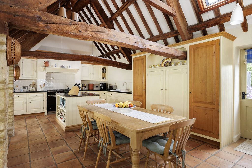 Property photo 2 of 18 Kitchen/Breakfast