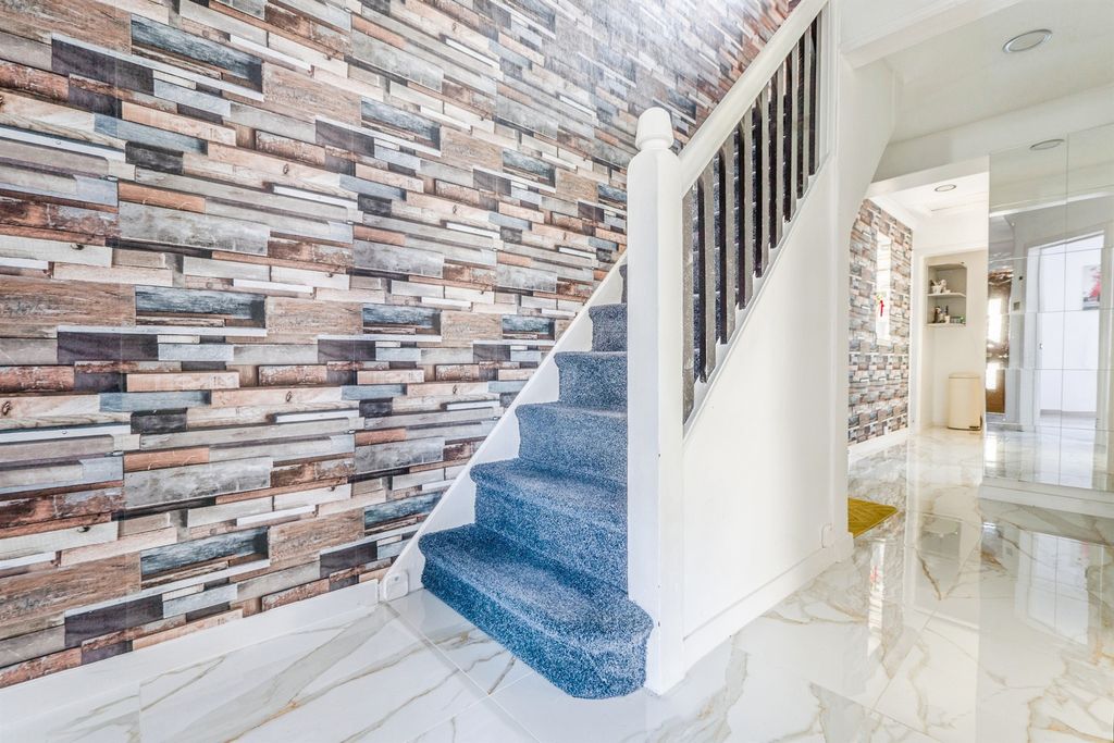 Property photo 2 of 40