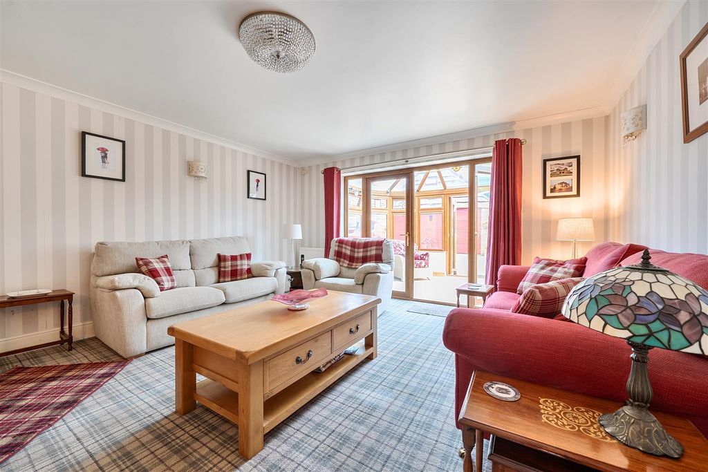 Property photo 2 of 18 Sitting Room