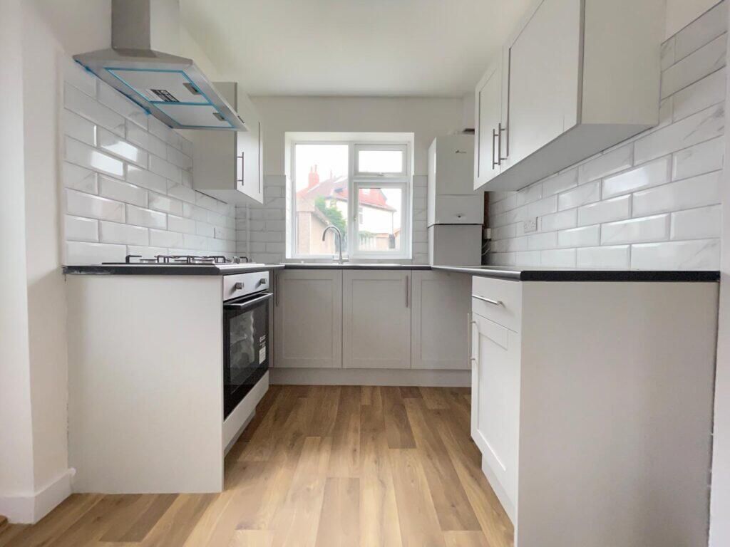 Property photo 1 of 6 3 Bed Flat To Rent Haddon Road, London Sm1