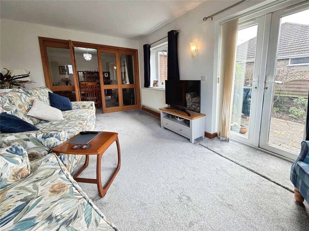 Property photo 3 of 19 Lounge