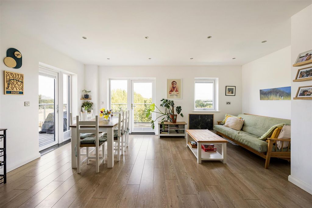 Property photo 2 of 24 Thornbury Way, E17